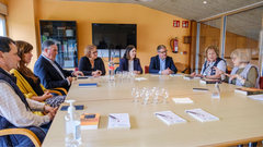 El director general de Promoci�n de la Autonom�a Personal y Mayores, Enrique Rodr�guez Nu�o, intercambia experiencias con usuarias del centro de personas mayores de Pumar�n, en Oviedo