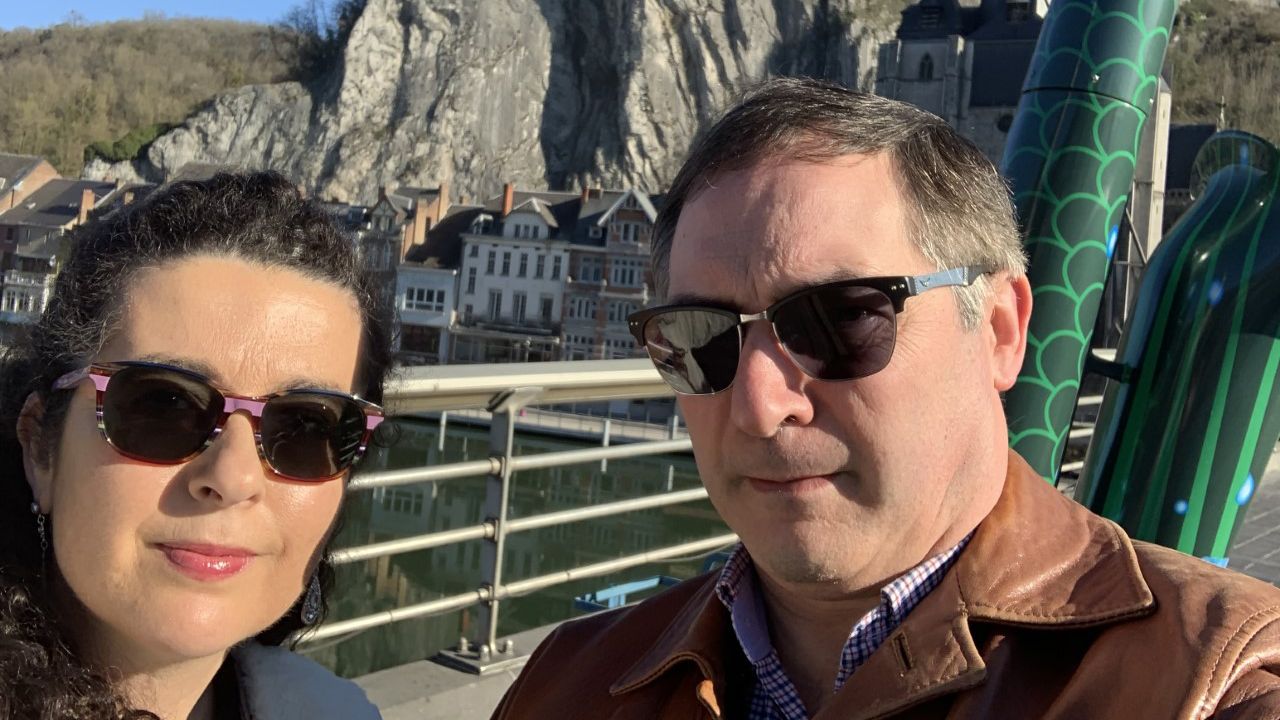 Javier Palmero junto a su mujer (tambi�n gijonesa), Beatriz Pel�ez, en  las puertas de las ardenas belgas, Dinant