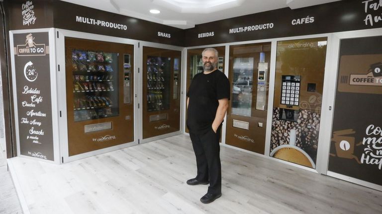 Francisco Balsa Galdo, en el local de Coffe to go que acaba de abrir en Cantarrana