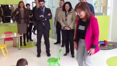 Beatriz Mato brome� con los ni�os de Curtis