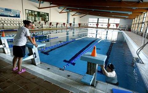 En la piscina climatizada de A Pinguela trabajan en la actualidad doce personas. 