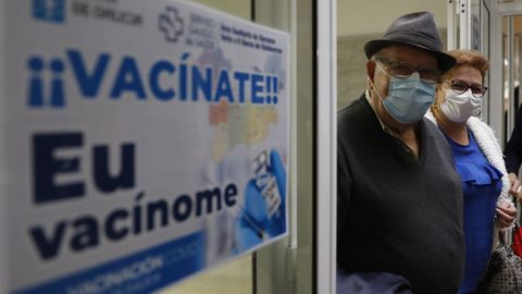 Vacunación de mayores de 80 años en el centro de Salud de O Carballiño