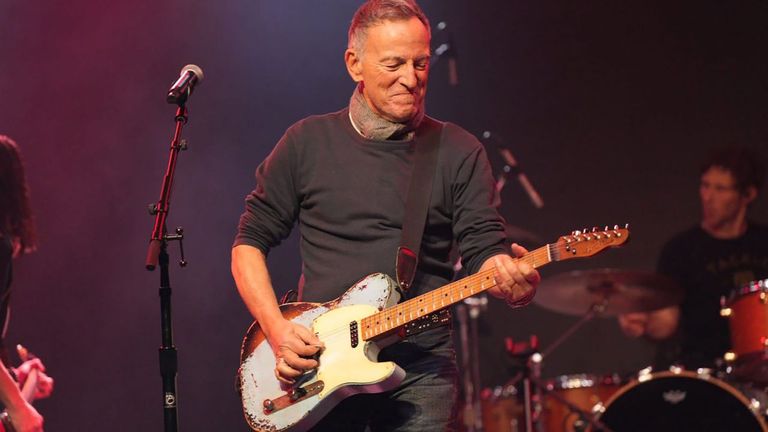 Bruce Springsteen actúa en un concierto contra la política migratoria de Trump
