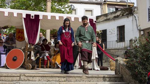 Lucía Varela y Alberto Díaz, ganadores del primer premio del concurso de trajes de la Feira Medieval de Monforte en la categoría de parejas adultas
