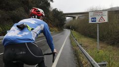 Imagen de archivo de un ciclistacirculando por una carretera de Ourense
