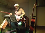 El cantautor tocando la zanfona