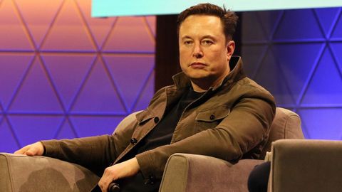 ELON MUSK. El que ya es considerado como el hombre más rico del mundo tampoco escapa a la sangría. El dueño de Tesla y de Space X ha perdido este 2022 nada más y nada menos que 73.200 millones de dólares (70.264 millones de euros). A pesar del hachazo, su fortuna sigue siendo bastante jugosa: de 197.100 millones de dólares.