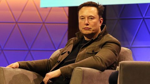 ELON MUSK. El que ya es considerado como el hombre ms rico del mundo tampoco escapa a la sangra. El dueo de Tesla y de Space X ha perdido este 2022 nada ms y nada menos que 73.200 millones de dlares (70.264 millones de euros). A pesar del hachazo, su fortuna sigue siendo bastante jugosa: de 197.100 millones de dlares. 