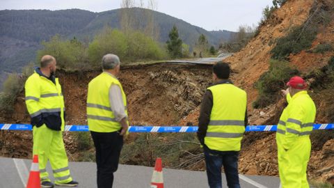 El derrumbe se produjo en el tramo de carretera situado entre las localidades de Santa Eufemia y Folgoso