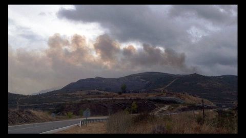La columna de humo del incendio de Casaio era visible a varios quilmetros de distancia