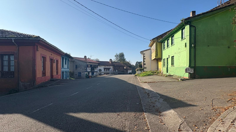 Las cuatro casas de Sietes, Villaviciosa, pintadas con los colores de Microsoft