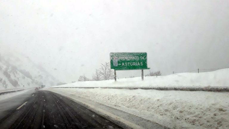 La nieve dificulta el tráfico en la autopista del Huerna