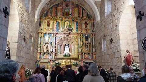 Retablo restaurado de la iglesia de Santa María de Macendo en Castrelo de Miño