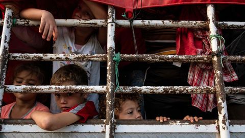 Varios niños hondureños son transportados en caravana en su camino hacia Estados Unidos. 