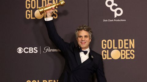 Mark Ruffalo posa con el premio de Mejor pelcula de Comedia o Musical que gan Pobres criaturas