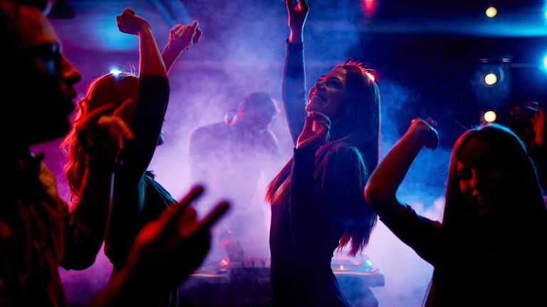 Jóvenes bailando