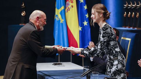 La princesa Leonor  entra un galardón al arqueólogo mexicano Eduardo Matos Moctezuma, Premio Princesa de Asturias de Ciencias Sociales 2022, durante la ceremonia de entrega de la 42 edición de los Premios Princesa de Asturias