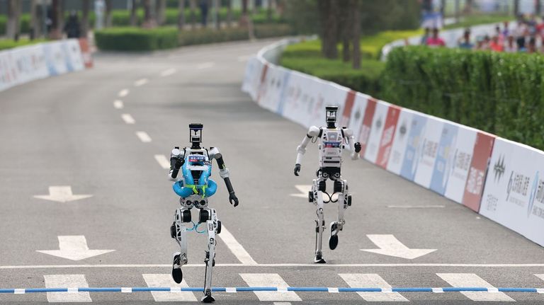 Los robots humanoides rebajan casi dos horas el tiempo del año pasado en la media maratón de Pekín