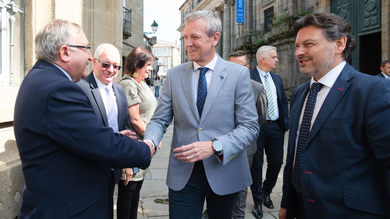 Amigos y familiares retornados de Venezuela se reunieron en Bobors.Alfonso Rueda, a su llegada a la Comisin Delegada do Consello de Comunidades Galegas.