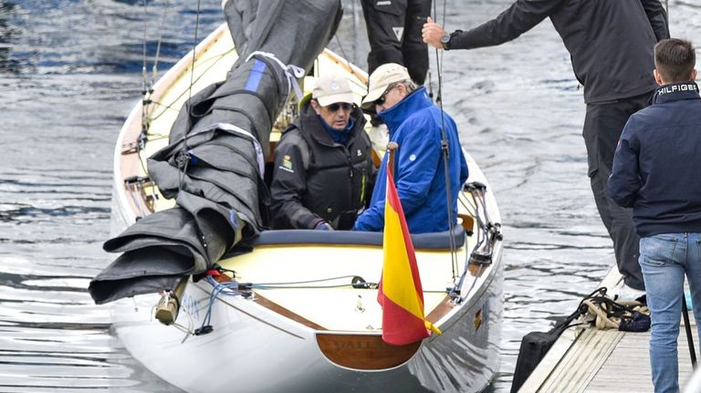 Juan Carlos I volverá a Galicia a mediados de este mes para regatear en Sanxenxo