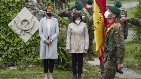 La presidenta del Gobierno de Navarra, Mara Chivite; y la ministra de Defensa, Margarita Robles, durante un acto en homenaje al cabo fallecido 