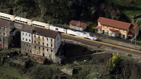 La estación de tren de Santo Estevo (Pantón), fotografiada desde la otra orilla del río Cabe