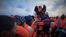 Foto de archivo de una operación de rescate de migrantes en el Mediterráneo del buque Ocean Viking.