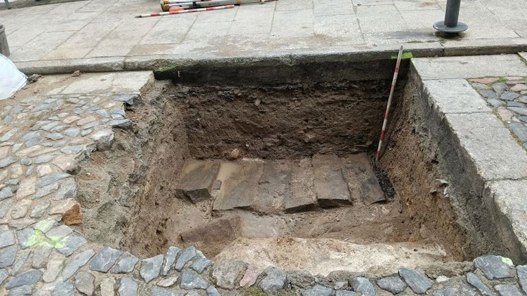 Aparece un tramo de la antigua muralla de Vigo en las obras de la calle A Laxe