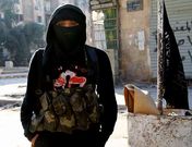 Un miembro del frente yihadista Al Nusra se deja fotografiar en la ciudad de Alepo.