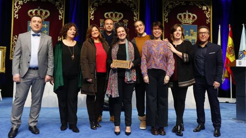 Entrega de los premios Cidade de Pontevedra. Judith Rey, rodeada de otros integrantes de la Orquestra Sinfónica de Pontevedra