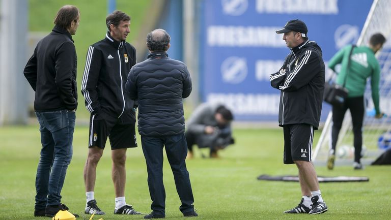 Ziganda charla con Francesc Arnau, Federico González y Bingen Arostegi en El Requexón en un entrenamiento de la pasada temporada