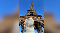 Una lectora ojea en Pars la edicin del martes de La Voz