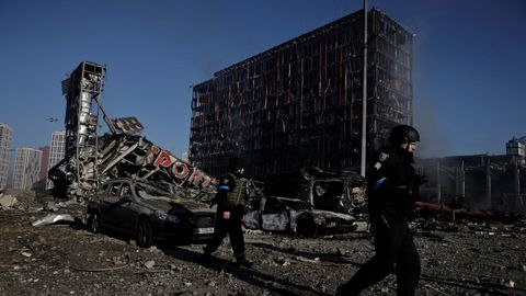 Un bombardeo ruso ha dejado al menos 8 muertos en un centro comercial arrasado en el distrito de Podilskyi de Kiev.