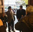 Diego Calvo entra acompa�ado por el alcalde de Sada en el edificio de Ayudant�a