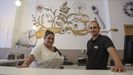Lucía y Santiago están detrás de Masa Masiña. El negocio de Ames (en la avenida Rosalía de Castro, 40) ofrecerá, además de cafés y tés, dulces caseros hechos con masas libres de aceite de palma y sin gluten. También se han tenido en cuenta las necesidades de las personas intolerantes a la lactosa para que nadie tenga que renunciar a darse un capricho