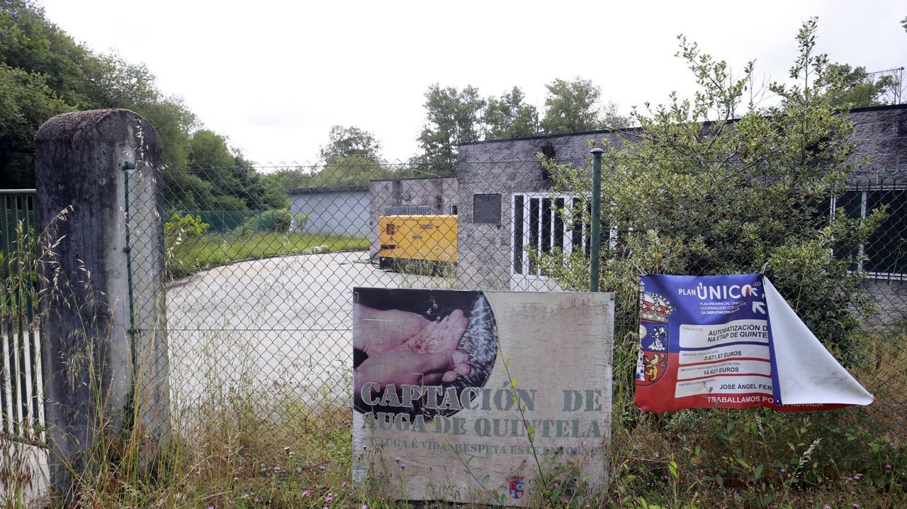 La conselleira de Medio Ambiente y el alcalde de Carnota (en el centro) presidieron el izado de la bandera verde