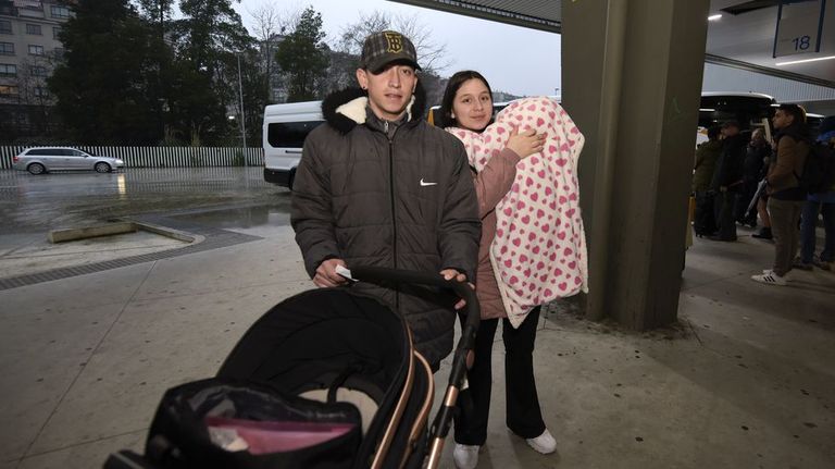 La vida sin coche y sin tren en el temporal: cuatro horas de bus en bus para ir desde O Porriño a Vilagarcía con su bebé a cuestas
