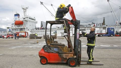 Incendio en un barco atracado en el puerto de Marín