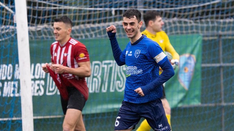 José Ramón celebra el gol de la victoria azulona
