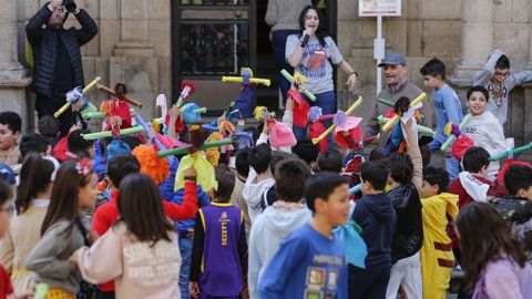 Escolares de varios centros educativos da cidade pasárono en grande na praza Maior de Ourense