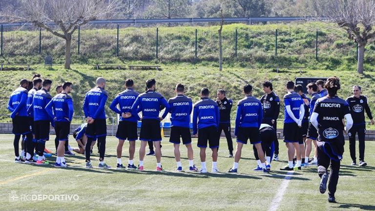 El Deportivo se ejercitó esta mañana en césped artificial