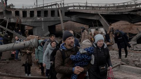 Familias salen de la capital de Ucrania