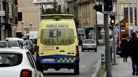 Ambulancia del 061 en la localidad de Cangas