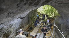 La excavación de Cova Eirós, en Triacastela, en imágenes