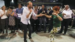 Joan Herrera (ICV) baila con una simpatizante el himno de campaa de Catalunya Si que es Pot, aplaudidos por Pablo Iglesias y el candidato Rabell, mientras Errejn se sonre.
