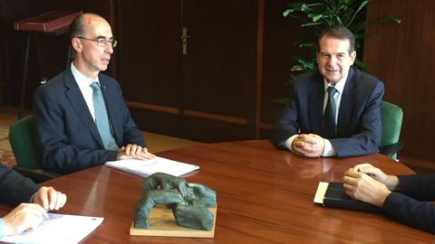 Imagen de una visita en 2015 de Jesús Vázquez Almuiña al Concello de Vigo al poco de ser nombrado conselleiro de Sanidade