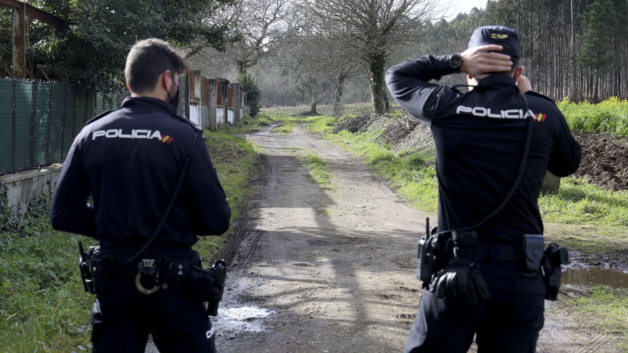 Dos policas, delante del camino que conduce al lugar en donde apareci el cuerpo de Mara