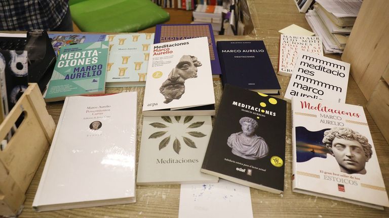Varios ejemplares de las «Meditaciones» de Marco Aurelio en la librería Follas Novas, en Santiago