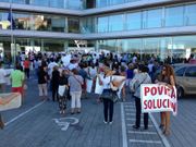 Concentraci�n de trabajadores de Povisa ante la sede de la Xunta