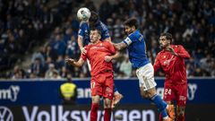 Vias y Costas disputan un baln con Budimir durante el Oviedo-Osasuna